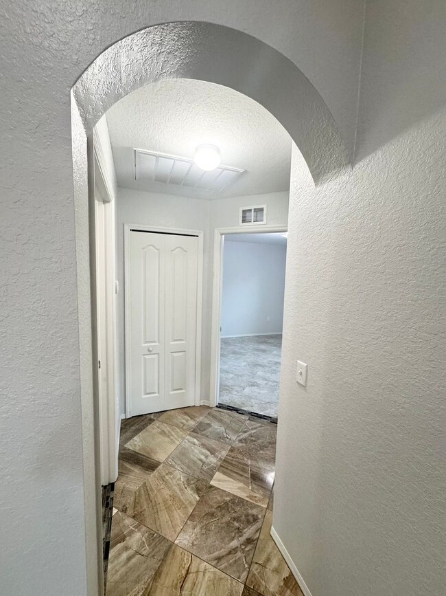 Building Photo - 4 Bedroom 2 Bath - Gated Community - Move ...