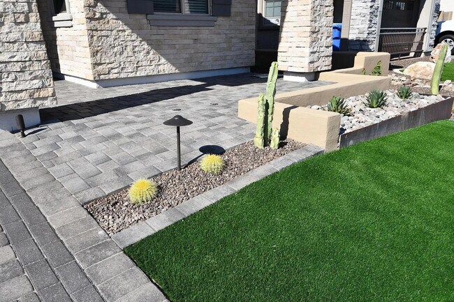 Building Photo - 820 E Ashurst Dr