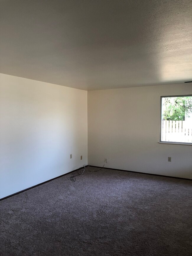 Building Photo - 595 NW Oak Ave