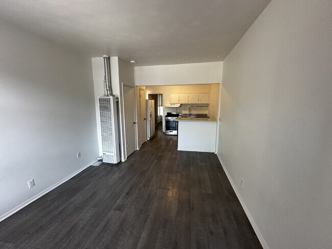 Building Photo - "Charming 1-Bedroom Retreat in Denver's Heart - Perfect Blend of Comfort & Convenience!