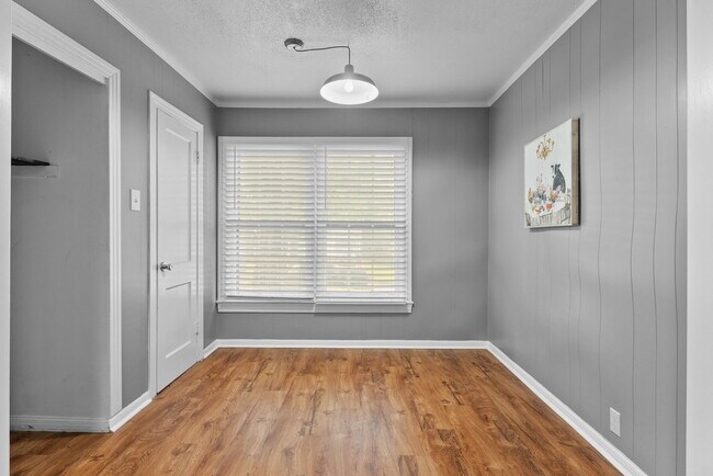 Building Photo - 901 N Azalea Dr