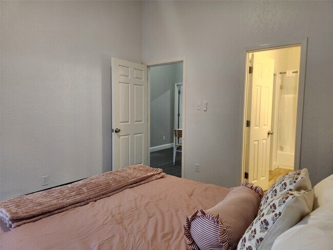 Building Photo - 4800 W Lovers Ln
