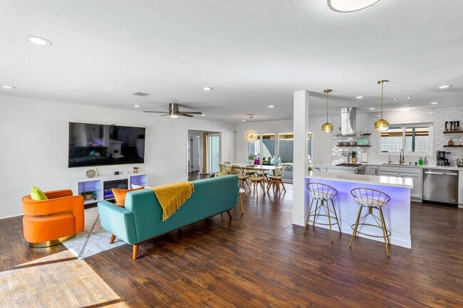 Building Photo - Desert Xscape - Pool, Jacuzzi, and Pet Friendly! (Monthly Only - No Long Term)