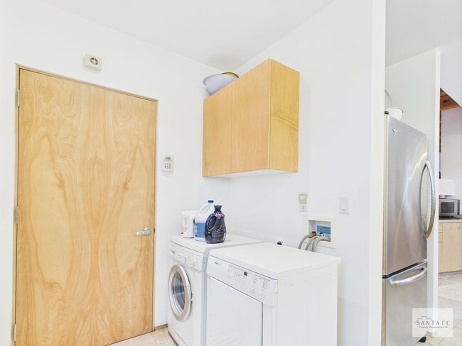 Building Photo - Stylish Home in Eldorado | Furnished or Un...
