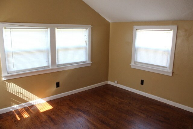 Building Photo - PRE LEASING CENTRALLY LOCATED 2 BED 1 BATH