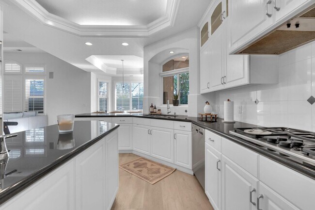 Building Photo - 1103 E Newhall Dr