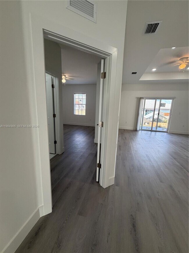 Building Photo - 721 Ivan Ave S