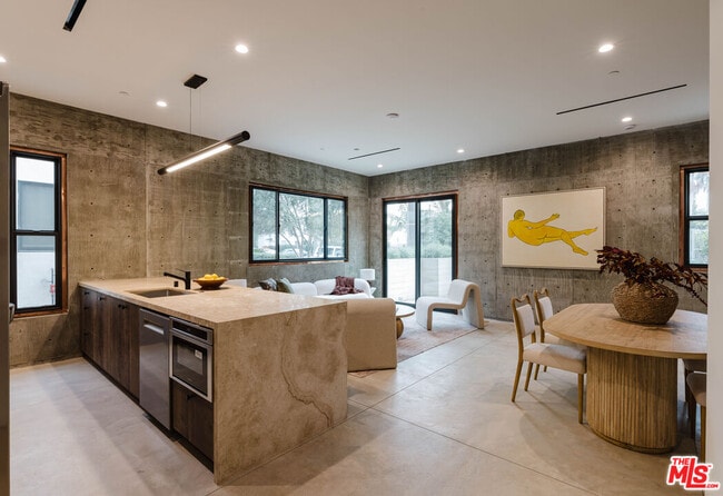 Building Photo - 2855 S Sycamore Ave