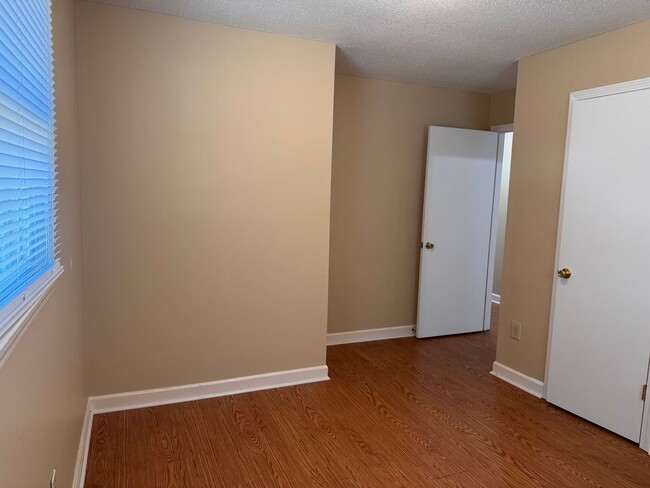 Building Photo - 915 Pine Cir Dr