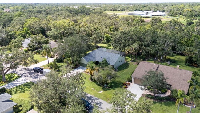 Building Photo - Enjoy Florida living in this spacious 3BR/...