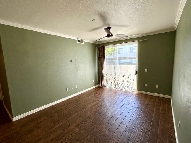 Building Photo - Fantastic Brick Commons condo in ideal loc...