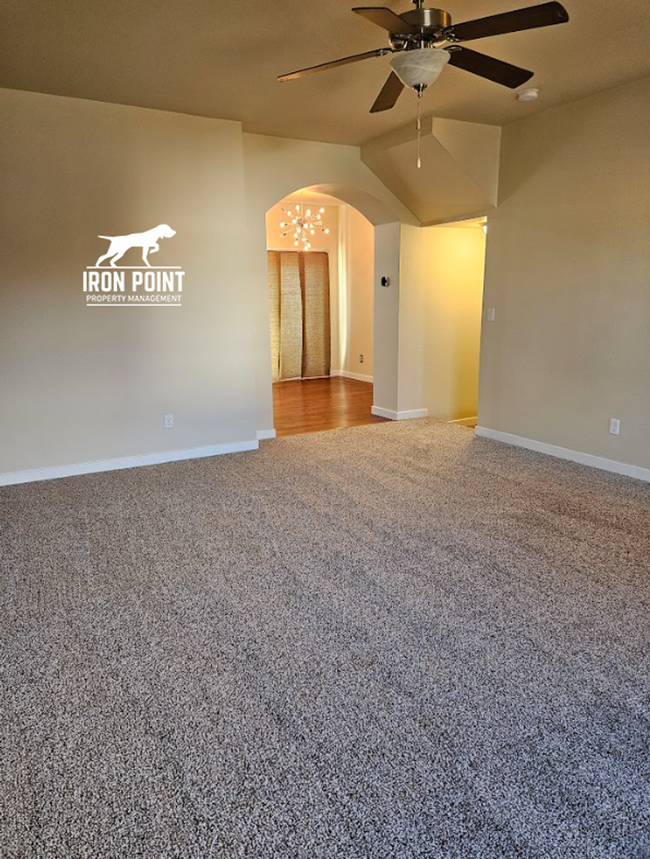 Building Photo - 3bed/2.5 bath Townhome in Boise w/2 Car Ga...