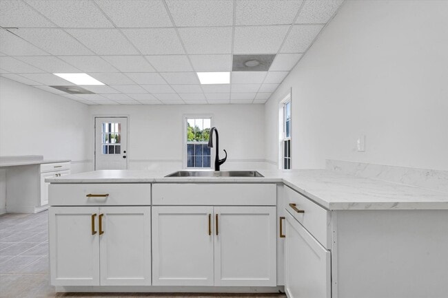 Building Photo - Spacious 5-Bedroom Home on 1.5+ Acres in West Side School District