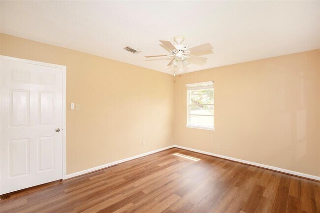 Building Photo - 2569 Cliff Dr