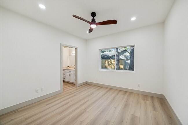 Building Photo - 2306 Mill Lake Dr