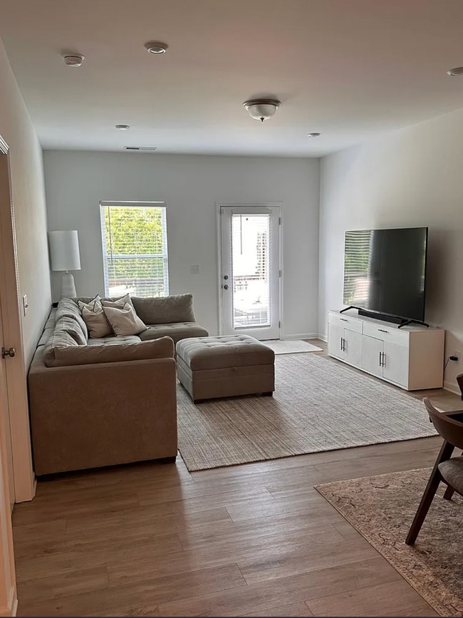 Building Photo - 930 Millstream Dr