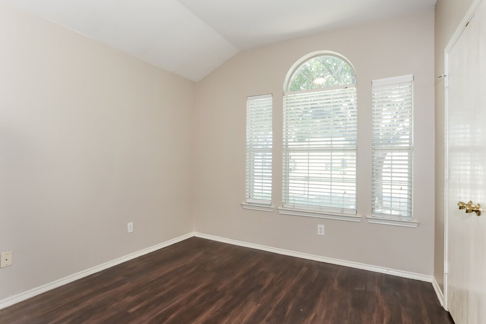 Building Photo - 1124 Sandalwood Dr