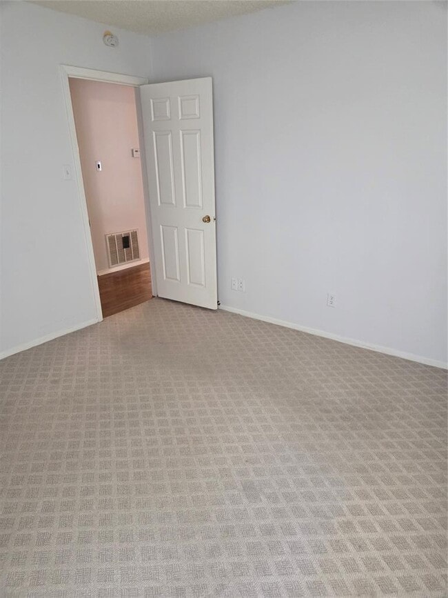 Building Photo - 8111 Baywood Dr