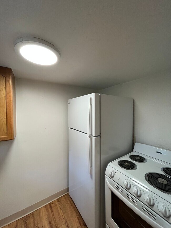 Building Photo - Updated Garden Level apartment in coveted ...