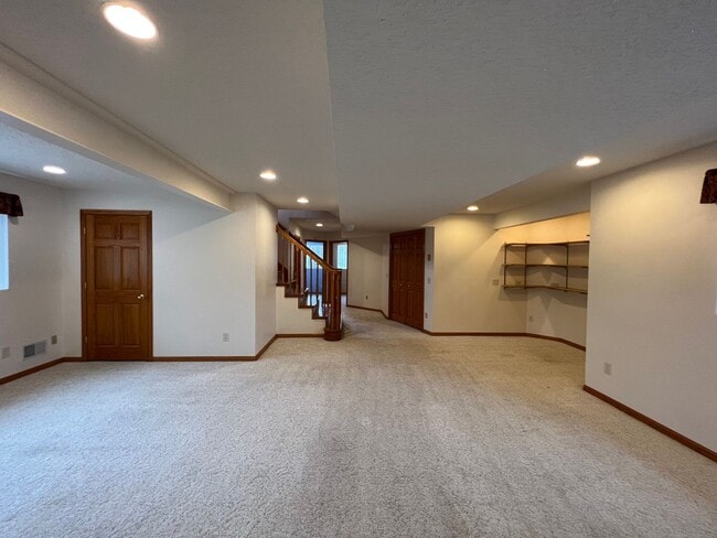 Building Photo - Gorgeous 5 Bed, 2.5 Bath Single-Family Home!