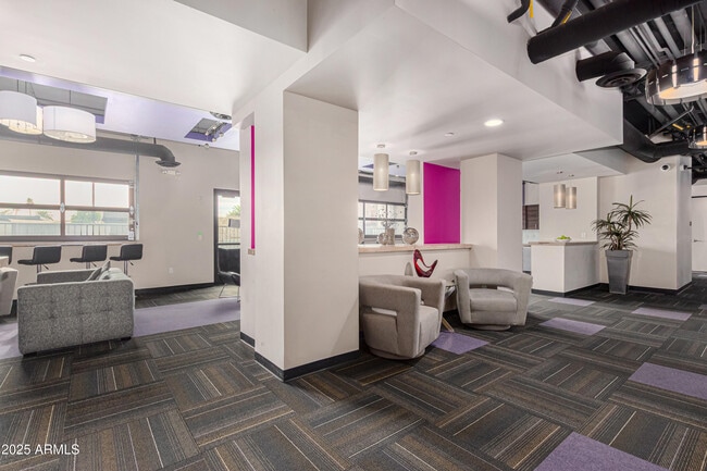 Building Photo - 535 W Thomas Rd