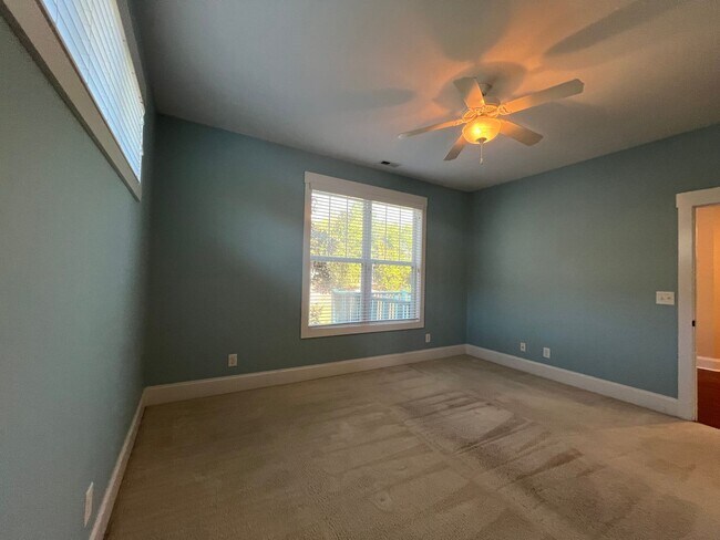 Building Photo - Absolutely Adorable!