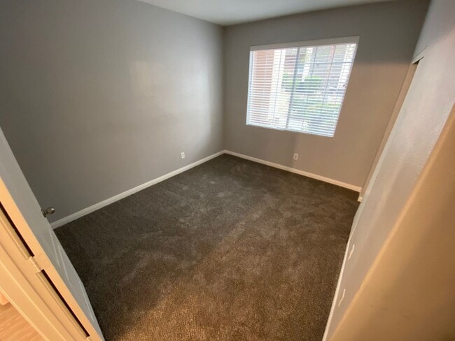 Building Photo - GORGEOUS CONDO IN GATED COMMUNITY NEAR SUMMERLIN