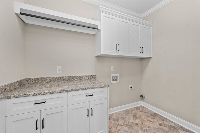 Building Photo - 565 River Oaks Ln