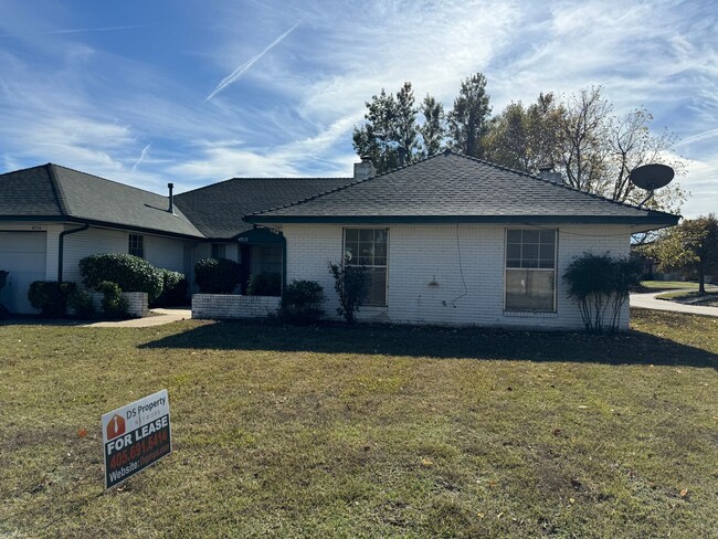 Primary Photo - 2 bed 2 bath duplex, new carpet and paint!