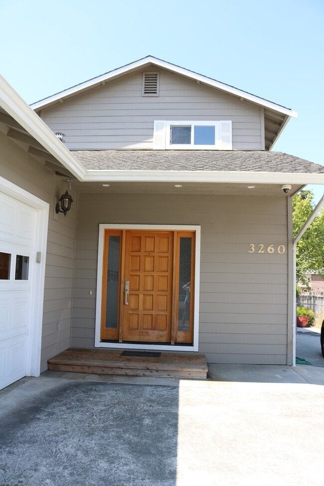 Building Photo - Gorgeous, spacious 3/2.5 with garage and office