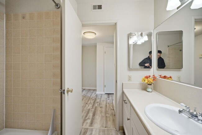 Building Photo - 418 Whitehall Rd