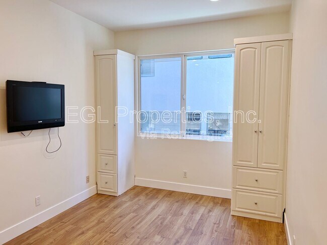 Building Photo - 16123 W Sunset Blvd