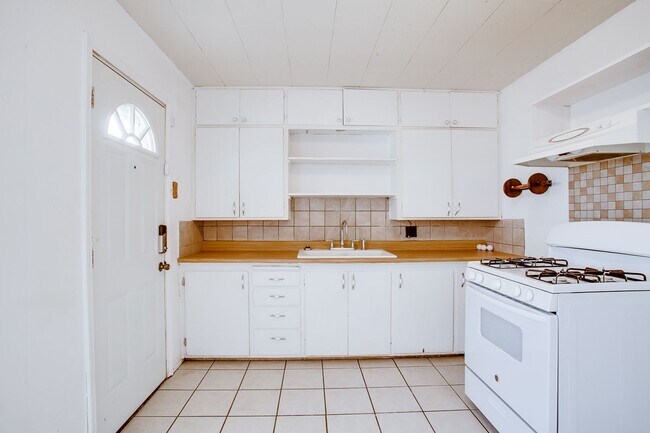Building Photo - Updated 3 bedroom, 1.5 bath!