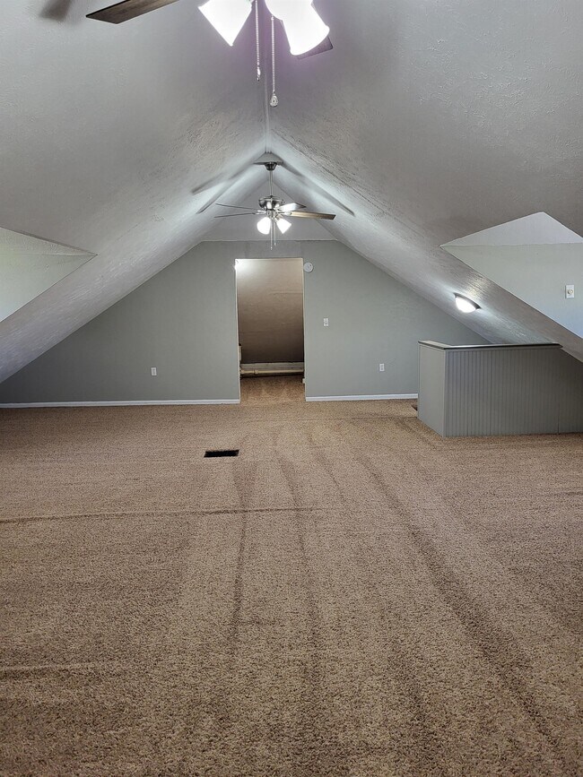 Building Photo - 744 River Dr