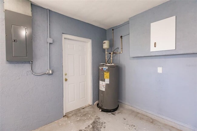 Building Photo - 11065 Waterford Ave