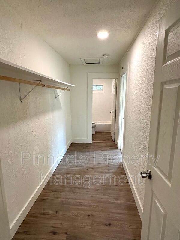 Building Photo - 717 E Harris Ave