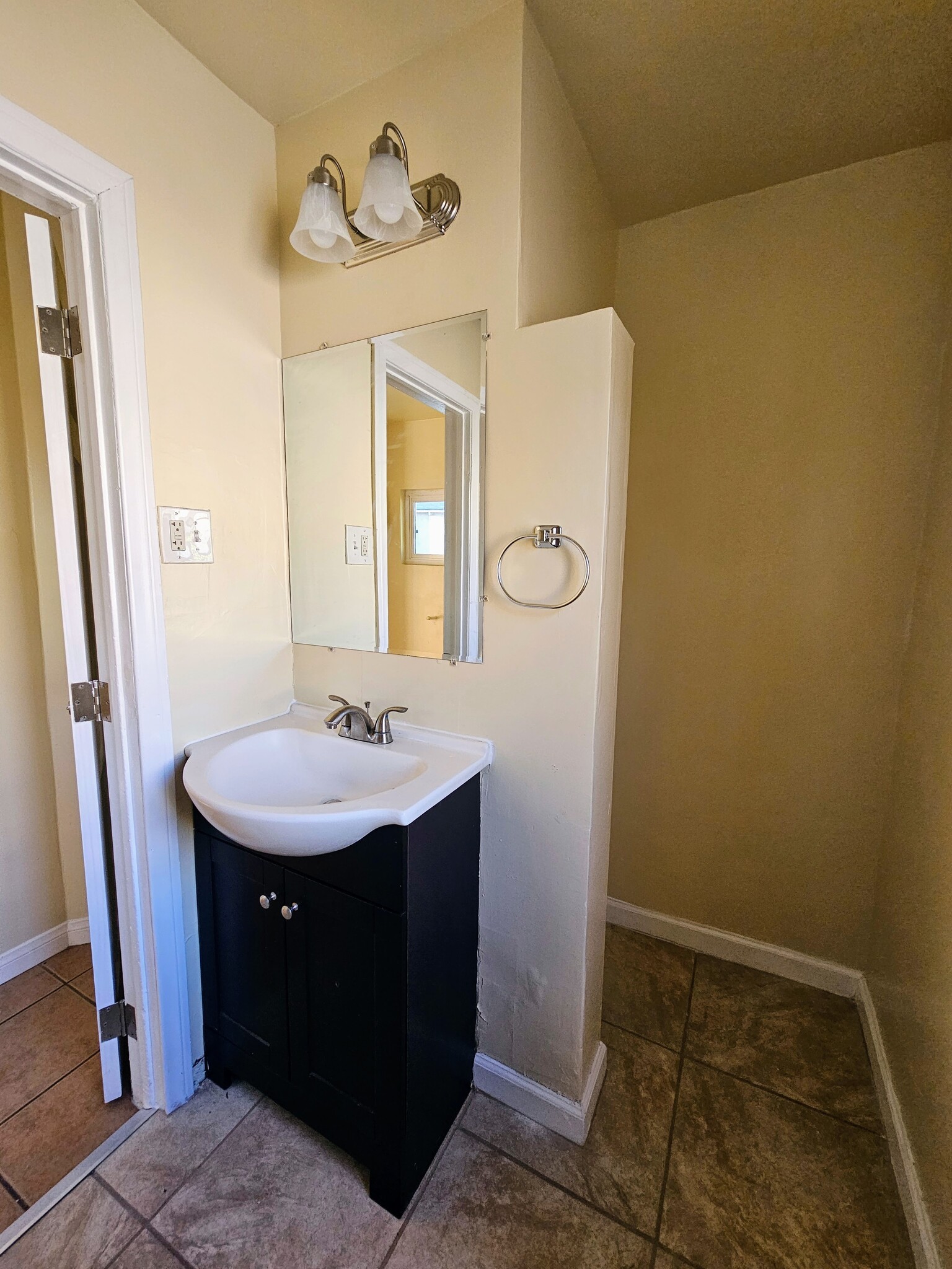 Building Photo - 2631 E 2nd St