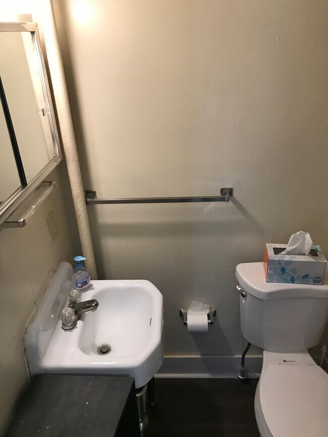 Building Photo - Updated one bedroom near engineering and s...