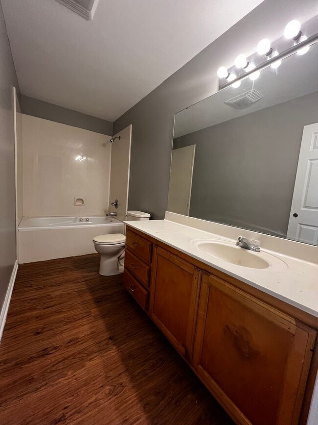 Building Photo - 3 Bedroom, 2 Bathroom, Two car garage, Bri...