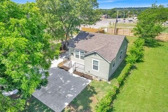 Building Photo - 2608 N Quaker Ave
