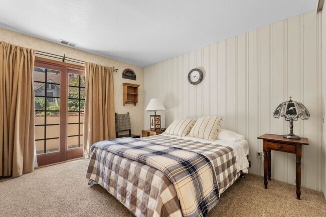 Building Photo - Brilliant Tavern Bay Home