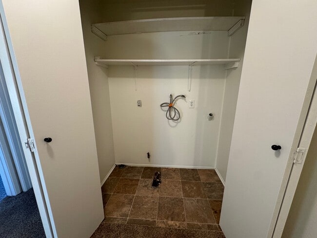 Building Photo - 1039 W Lincoln Ave