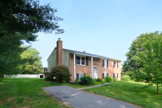 Building Photo - 102 Roosevelt Rd