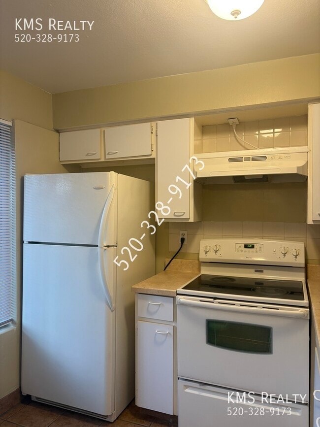 Building Photo - 702 S Pantano Rd