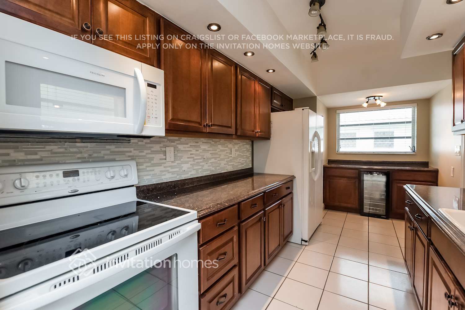 Building Photo - 206 S 57th Way