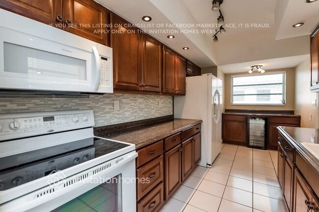 Building Photo - 206 S 57th Way