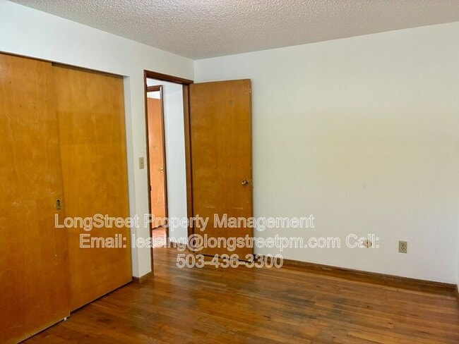 Building Photo - 310 NE Cambridge Cir