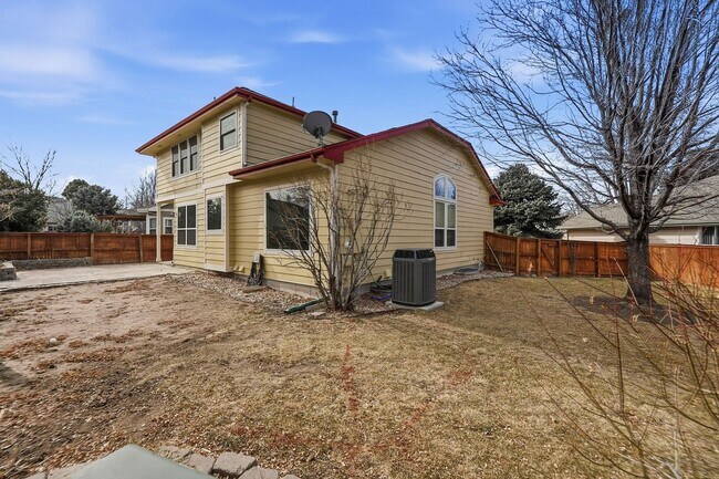 Building Photo - Incredible 4 Bed 4 Bath in Stonegate!