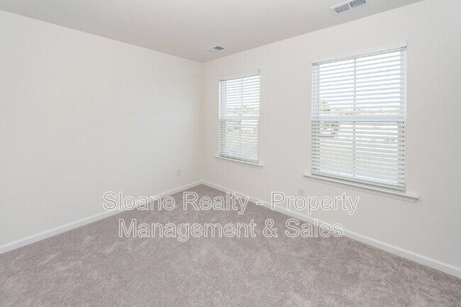 Building Photo - 4633 Forest Hills Dr