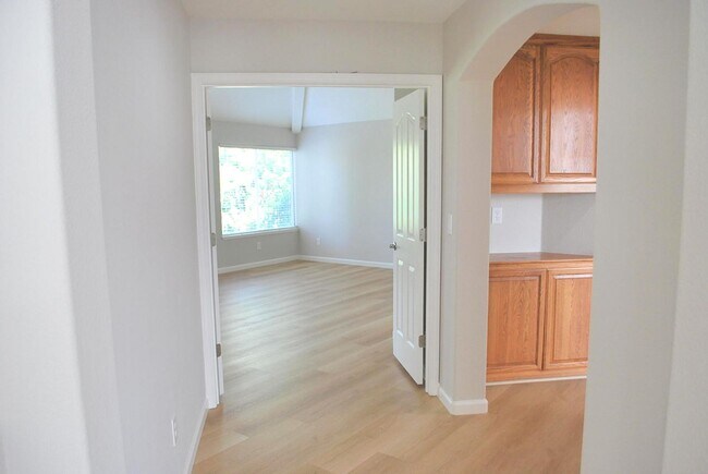 Building Photo - Updated Detached Home in Gated Fleur Du Mo...